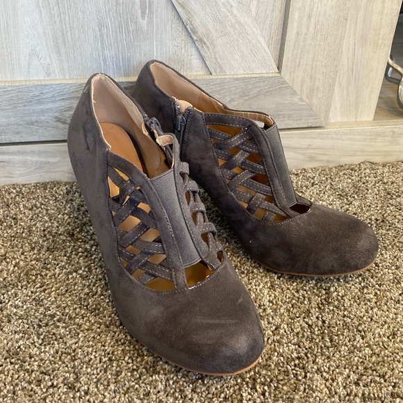 Journee Collection Womens Piper Block-Heeled Booties with Round-Toe Crisscross - Picture 2 of 10